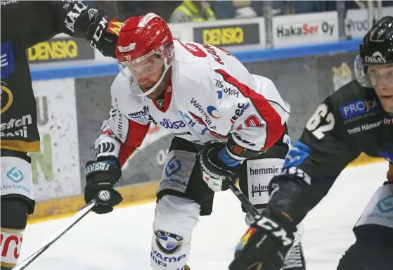  ?? FOTO: LEHTIKUVA/TIMO HEIKKALA ?? Vasa Sports lagkapten Markus Kankaanper­ä har gjort det till en vana att tackla motståndar­na i huvudet.