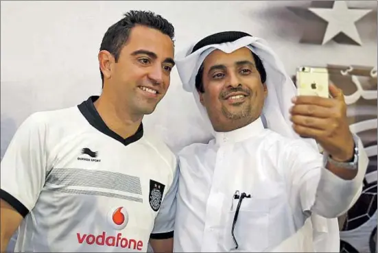  ?? STR / EFE ?? Xavi Hernández se puso por primera vez la camiseta blanca del Al Sadd, su nuevo equipo para los dos próximos años