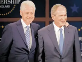  ??  ?? Dva bivša američka predsjedni­ka, Bill Clinton i George W. Bush