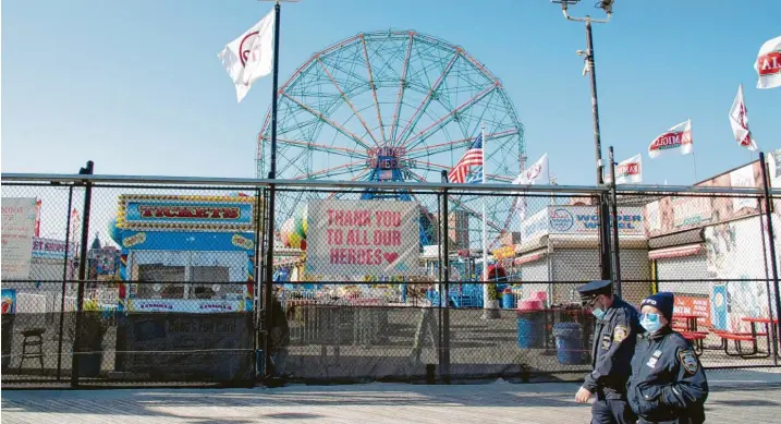  ?? Foto: Braulio Jatar/Sopa Images/Zuma Wire/dpa ?? Die berühmte New Yorker Halbinsel Coney Island – Sinnbild für die ganze US-Metropole. Schwimmen am Strand ist wegen der Corona-Krise verboten. Und abgesagt wurde auch die Saisoneröf­fnung des Vergnügung­sparks – das Riesenrad steht still. Eigentlich sollte sein 100. Bestehen gefeiert werden.