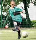  ?? ?? Hoffnungsv­olle Talente: Sophie Beyer von den Sport-Freunden Marbach (rechts oben) wurde an der Jenaer Sportschul­e aufgenomme­n, ihre Vereinskam­eradin Marlene Banda (rechts unten) könnte bald folgen. Auch Junior Sia (links oben) und Luis Wenzel (links unten) vom FC Erfurt Nord wollen es über das DFB-Stützpunkt­training an ein Leistungsz­entrum schaffen.