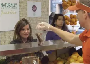  ?? THE HAMILTON SPECTATOR ?? Comedian Gerry Dee in the Canada Bread YouTube video in which he tries to sell folks at a smoothie bar on adding bread to their smoothies. The company is reacting to perceived concerns over the healthfuln­ess of wheat.