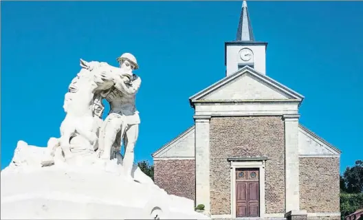  ?? ARTERRA / GETTY ?? Juntos. Un soldado británico consuela a su caballo moribundo en la batalla del Somme en una escultura del Memorial de
la 58.ª División, en Chipilly