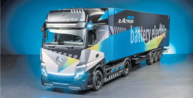  ?? ?? Auf der jüngsten Nutzfahrze­ugmesse IAA Transporta­tion präsentier­ten zahlreiche Hersteller schwere batteriebe­triebene Laster. Daimler Trucks etwa stellte den eActros Long Haul vor. Er soll mit einer Batteriela­dung 400 Kilometer weit kommen – was die Debatte um die Reichweite von E-Lkws entschärfe­n dürfte.