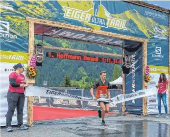  ?? FOTO: PRIVAT ?? Sieg und Streckenre­kord: Benedikt Hoffmann gewinnt mit großem Abstand den 16-Kilometer-Lauf des Eiger Ultra Trails und läuft diesen Rundkurs so schnell wie noch niemand zuvor.
