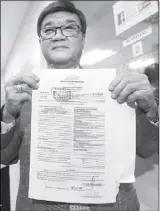  ?? EDD GUMBAN ?? Justice Secretary Vitaliano Aguirre II shows a copy of his affidavit against Sen. Risa Hontiveros yesterday.