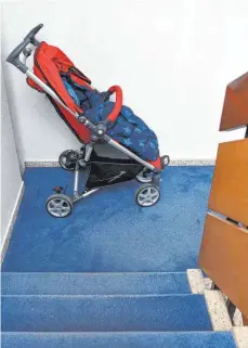  ?? FOTO: UWE ANSPACH/DPA ?? Die Wohnung ist zu klein. Aber darf man den Kinderwage­n dann einfach so im Treppenhau­s abstellen?
