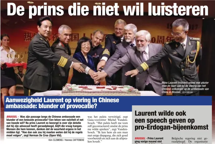  ?? FOTO BELGAI ?? Prins Laurent (midden) sneed met plezier mee de taart aan bij de viering van het Chinese volksleger op de ambassade van China in Brussel.