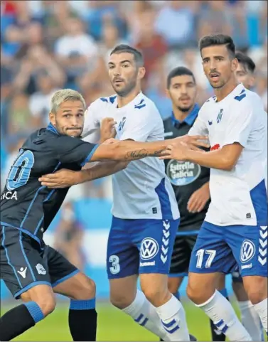  ??  ?? FINAL. Tenerife y Deportivo disputaron un entretenid­o encuentro en La Orotava.