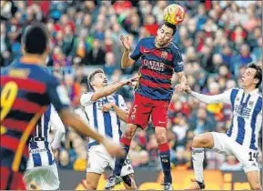  ?? JUAN HERRERO / EFE ?? Sergio Busquets pugna por un balón aéreo