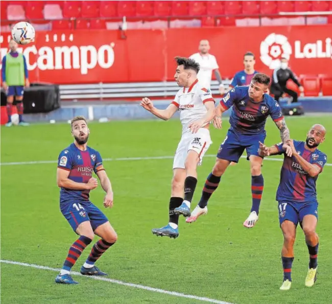  ?? RAÚL DOBLADO ?? Munir, tras rematar de cabeza y hacer el único gol del partido ante el Huesca