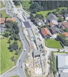  ?? ARCHIVFOTO: RAS ?? Der Bau des Geiselharz­er Tunnels aus der Luft betrachtet. Die frühere B 32 führte direkt am Ortskern (rechts) vorbei.