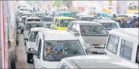  ?? HT PHOTO ?? ▪ Commuters stuck in a traffic jam in the state capital on Monday.