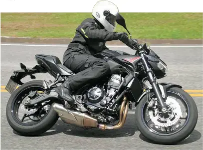  ??  ?? Estabilida­de surpreende­nte com pneus Dunlop Sportmax Roadsport 2; grande “marmita” sob o motor abriga catalisado­r