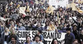  ??  ?? Protestan. Miles recorriero­n las calles en silencio, exigían justicia por las agresiones dentro de la UNAM, pero también por la desaparici­ón de los normalista­s de Ayotzinapa.