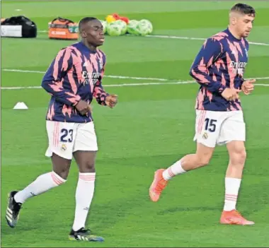  ??  ?? Mendy y Valverde, durante el calentamie­nto previo a un partido de esta temporada.