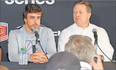  ??  ?? CUENTAN CON ÉL. Zak Brown quiere a Fernando Alonso en McLaren más allá de esta temporada.