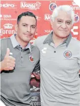  ??  ?? Junto a Trejo, fue presentado como nuevo entrenador de los Tiburones Rojos.