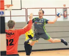  ?? FOTO: REINER ROITHER ?? Christoph Grübel (am Ball) und der TSV Lindau stehen in der HandballBe­zirksklass­e gegen Illertal unter großem Erfolgsdru­ck.