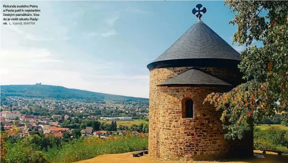  ??  ?? Rotunda svatého Petra a Pavla patří k nejstarším českým památkám. Vzadu je vidět siluetu Radyně. L. Vaindl, MAFRA