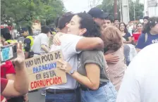  ?? ?? Jubilados y estudiante­s se encontraro­n el domingo en la UNA.