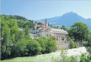  ?? [ Donau Touristik ] ?? Ein besonderer Stopp: Meran mit seinem berühmten Kurhaus.