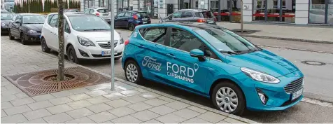  ?? Foto: Philipp Schröders ?? Der Händler Auto Loder 1899 bietet nun Carsharing in der Kissinger Bahnhofsal­lee an.