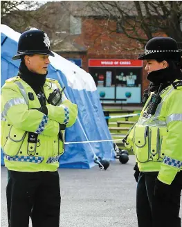  ?? PHOTO AFP ?? Des policiers étaient toujours sur place, hier, à l’endroit où un ex-agent double russe a été retrouvé inconscien­t.