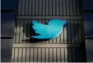  ?? FOTO: JEFF CHIU/AP/TT ?? ■ Hur fri blir fågeln? Nu testar Twittertro­llen gränserna efter Musks köp. Arkivbild.
