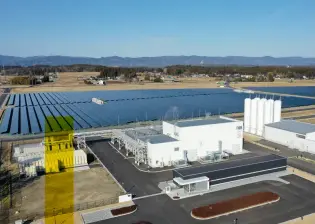  ??  ?? Å Le Fukushima Hydrogen Energy Research Field, au Japon, une des plus grandes unités de production d’hydrogène vert au monde.
