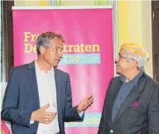  ?? SZ-FOTO: KÖ ?? Jochen Hausmann (links) im Gespräch mit Wolfgang Baumbast.