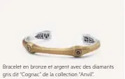  ??  ?? Bracelet en bronze et argent avec des diamants gris dit “Cognac” de la collection “Anvil”.