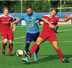  ?? FOTO: HORST SIEMES ?? Im Derby gegen Amern (rote Trikots) erzwangen die Nettetaler, hier mit Tobias Gorgs, noch ein Unentschie­den.