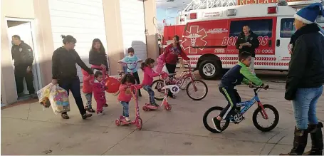  ??  ?? le regalaron una sonrisa a los pequeños