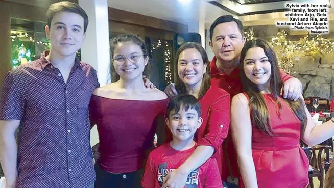  ??  ?? Sylvia with her real family, from left: children Arjo, Gela, Xavi and Ria, and husband Arturo Atayde —Photo from Sylvia's Instagram