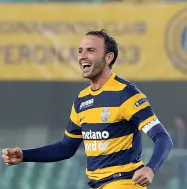  ??  ?? Capitano Giampaolo Pazzini, attaccante, è alla terza stagione con la maglia del Verona. Nel torneo scorso, in serie B, è stato il capocannon­ierie
