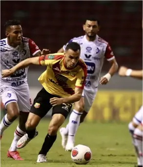  ?? JOsé cORDERO ?? La defensa del Cartaginés estuvo bien escalonada, pese a quedar con 10 hombres.