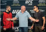  ?? JOHN LOCHER — THE ASSOCIATED PRESS ?? UFC president Dana White stands between fighters Tony Ferguson, right, and Khabib Nurmagomed­ov during a news conference for UFC 209 on March 2, in Las Vegas.