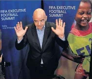  ??  ?? SOLUCIONES. Gianni Infantino, el presidente de la FIFA, ayer durante su visita a Doha, en Qatar.