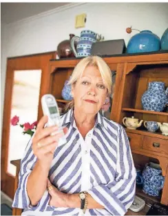  ?? RP-FOTO: ANNE ORTHEN ?? Ulrike Schneider ist Mitglied im Seniorenra­t und bekommt Beschwerde­n von Senioren, denen das Telefon abgestellt wurde.