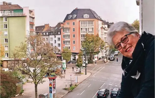  ??  ?? Heidi Desombre blickt aus ihrem Fenster auf den Rochusmark­t, auf dem nur wenig Leben herrscht.