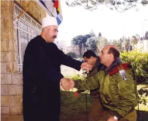  ?? (Ariel Teger/IDF Spokesman’s Unit) ?? SHAUL MOFAZ, then IDF chief of general staff, meets with a Druze religious leader in the North in 2000.