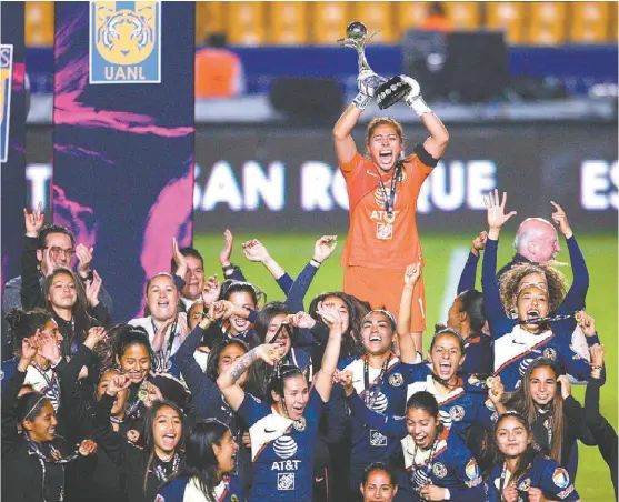  ?? JORGE LÓPEZ ?? La capitana del América Cecilia Santiago levanta el trofeo de campeón de la Liga MX Femenil.