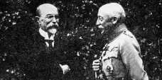  ??  ?? Nejvyšší velitel
V době ohrožení státu na Slovensku – prezident T. G. Masaryk s generálem Mauricem Césarem Josephem Pellém.
Foto 2x VHÚ