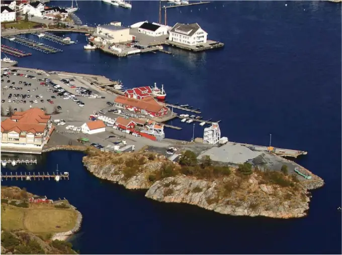  ?? FOTO: JOHNNY FOSS ?? SENTRALT: Gundershol­men ligger sentralt i Grimstad havn. Nå skal man finne ut av hva som skal skje med stedet.