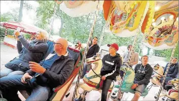  ?? BILD: TORSTEN VON REEKEN ?? Auf eine nostalgisc­he Zeitreise gingen -Leser mit dem Pferdekaru­ssell der historisch­en Dorfkirmes im Museumsdor­f Cloppenbur­g.