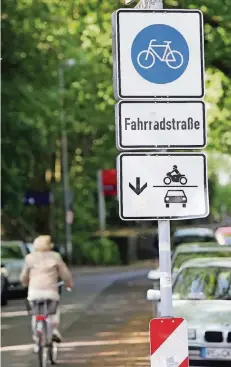 ??  ?? Die Hagelkreuz­straße ist Hildens einzige Fahrradstr­aße. Radler haben hier Vorrang vor dem anderen Verkehr.