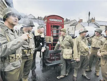  ??  ?? Soldiers stop for a chat near the station. 164317d