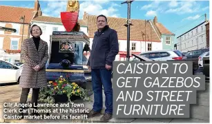  ?? ?? Cllr Angela Lawrence and Town Clerk Carl Thomas at the historic Caistor market before its facelift