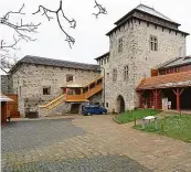  ?? Foto: archiv MAFRA a ČTK ?? návštěvníc­i Pardubic si mohou prohlédnou­t zdejší zámek i hrad na nedaleké Kunětické hoře.
